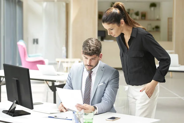 Gruppo di uomini d'affari finanziari che lavorano insieme nei servizi — Foto Stock