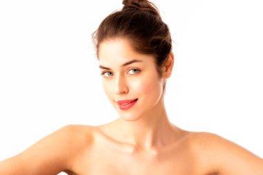 Kusursuz derisi olan, kırmızı ruj sürmüş, izole edilmiş beyaz arka planda poz veren güzel bir genç kadının portresi.. 