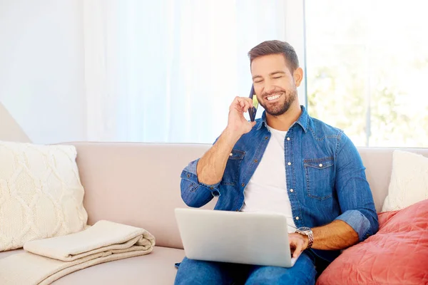 Porträt Eines Hübschen Jungen Mannes Der Anruft Und Seinen Laptop — Stockfoto