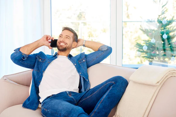 Retrato Joven Alegre Relajándose Sofá Casa Hablando Con Alguien Teléfono —  Fotos de Stock