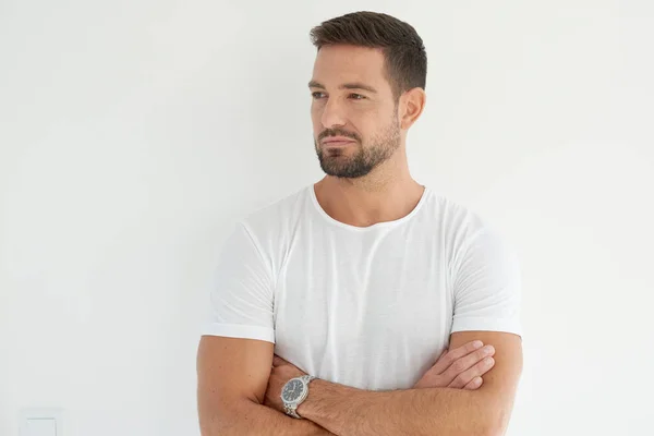 Retrato Joven Guapo Pie Con Los Brazos Cruzados Sobre Fondo —  Fotos de Stock