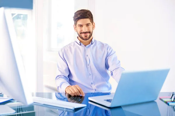 Joven Hombre Negocios Confiado Usando Camisa Mientras Está Sentado Escritorio —  Fotos de Stock