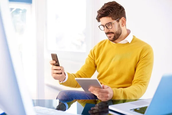 Retrato Jovem Empresário Usando Seu Celular Tablet Digital Enquanto Senta — Fotografia de Stock