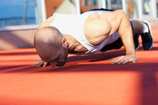 Schuss Von Sportler Mann Macht Liegestütze Beim Training Freien — Stockfoto