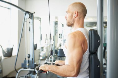 Spor salonunda egzersiz yapan sporcu pozu.. 