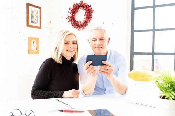 Gelukkig Senior Paar Hebben Plezier Tijdens Het Maken Van Video — Stockfoto