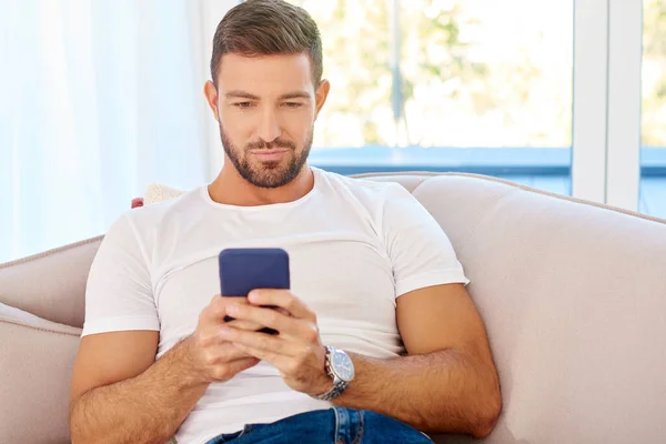 Красивый Молодой Человек Проверяет Свой Мобильный Телефон Читает Сообщения Расслабляясь — стоковое фото