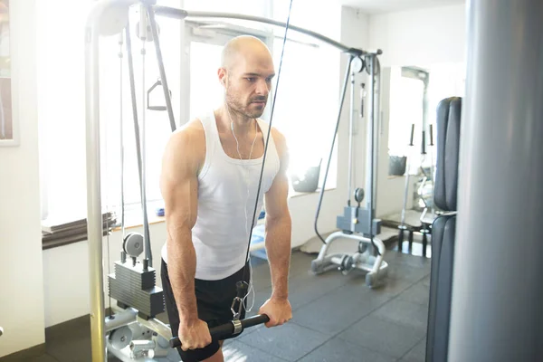 Tiro Hombre Deportivo Haciendo Ejercicios Gimnasio — Foto de Stock