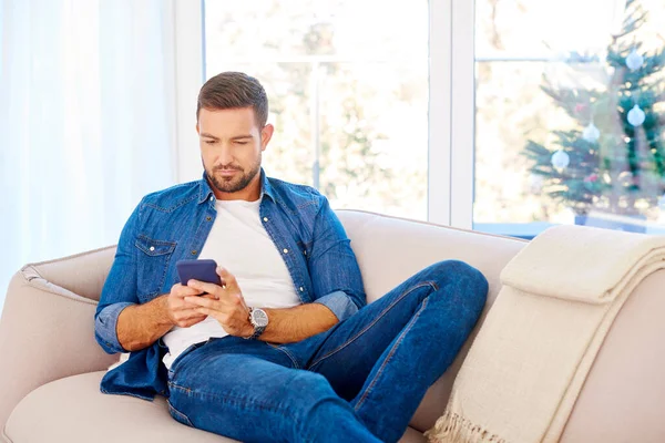 Tiro Joven Hombre Negocios Mirando Pensativamente Mientras Sienta Sofá Mensajes — Foto de Stock