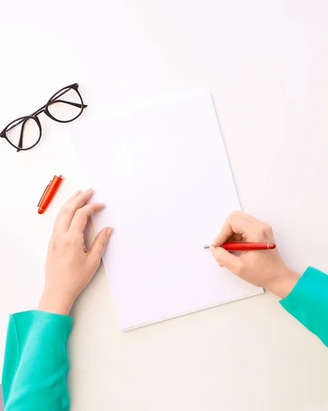 Joven empresaria escribiendo notas —  Fotos de Stock