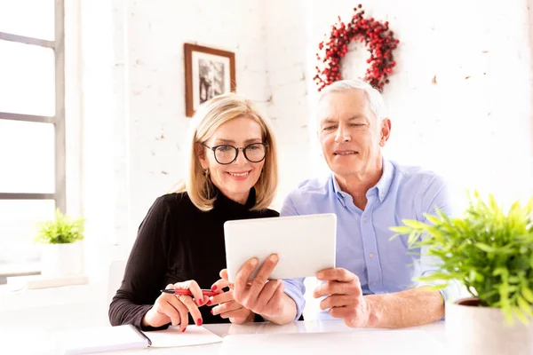 Skott Äldre Par Med Hjälp Digitala Surfplatta Och Surfa Internet — Stockfoto