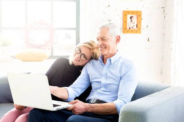 Shot Van Ontspannen Senior Paar Zitten Samen Bank Tijdens Het — Stockfoto