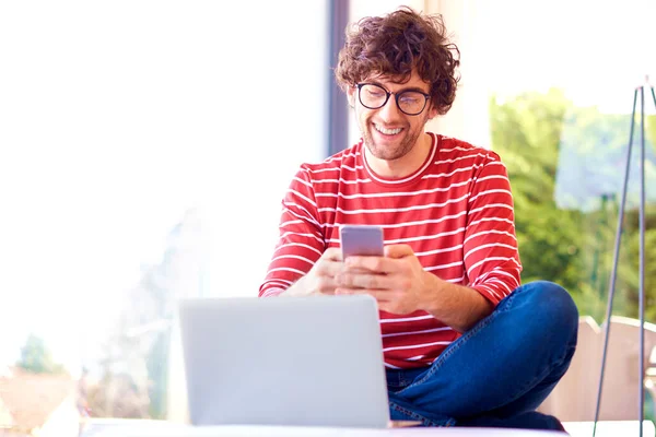 Tiro Jovem Usando Laptop Mensagens Texto Enquanto Sentado Sofá Trabalhando — Fotografia de Stock