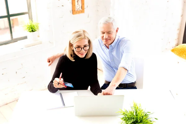 Alto Ángulo Tiro Feliz Pareja Ancianos Haciendo Las Finanzas Del — Foto de Stock