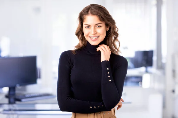 Portraitaufnahme Einer Lächelnden Schönen Geschäftsfrau Rollkragenpullover Büro — Stockfoto