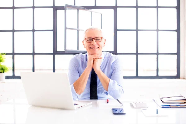 Portrait Shot Happy Senior Businessman Wearing Shirt Tie While Sitting — Stock Photo, Image
