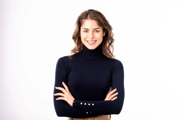 Potret Wanita Muda Yang Cantik Mengenakan Sweater Berkerah Turtleneck Sambil — Stok Foto