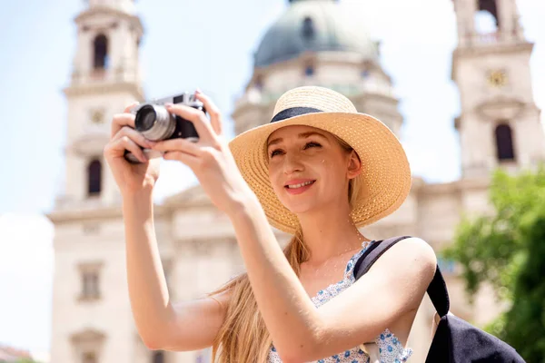 Güzel Sarışın Bir Kadının Şehirde Fotoğraf Çekmek Için Kamera Kullanmasının — Stok fotoğraf