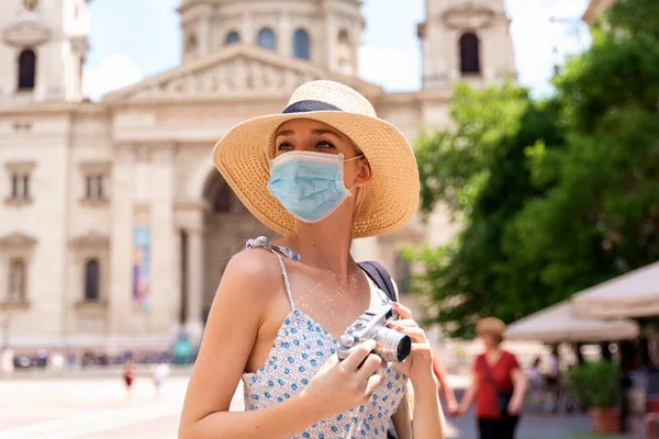 도시에서 사진을 카메라를 사용하는 마스크를 착용하고 아름다운 여성의 초상화 — 스톡 사진