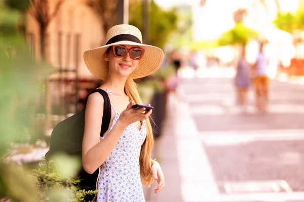 Hasır Şapka Takan Sokakta Yürürken Cep Telefonuyla Konuşan Mutlu Genç — Stok fotoğraf