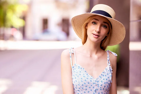 Gros Plan Portrait Une Jolie Jeune Femme Portant Chapeau Paille — Photo