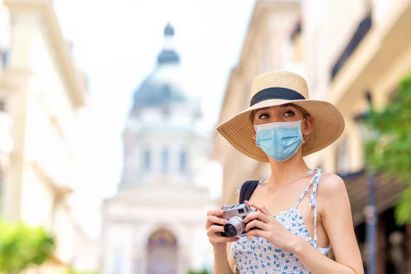 도시에서 사진을 카메라를 사용하는 전염병이 예방을 마스크를 아름다운 여성의 초상화 — 스톡 사진