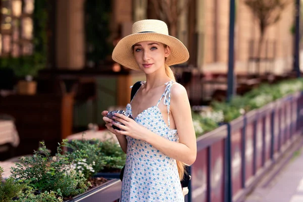 Potret Wanita Muda Yang Cantik Mengenakan Topi Jerami Dan Tersenyum — Stok Foto