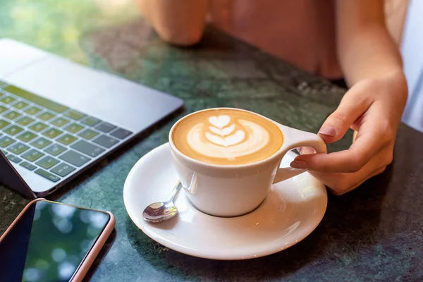 高いです角度ショットの認識できない女性座っていますカフェデスクと飲みます彼女のカプチーノ — ストック写真