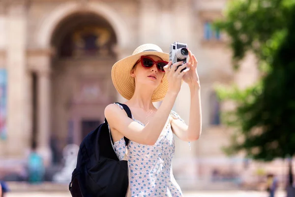 Potret Turis Perempuan Muda Menggunakan Kamera Antik Untuk Mengambil Foto — Stok Foto