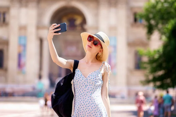 Ritratto Giovane Donna Felice Con Cappello Paglia Telefono Mentre Selfie — Foto Stock