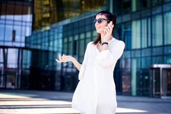 Retrato Una Joven Feliz Usando Gafas Sol Ropa Casual Mientras — Foto de Stock