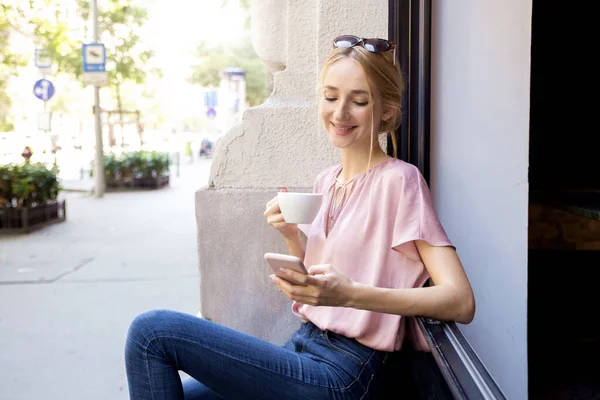 Retrato Una Joven Bebiendo Cappuccino Mensajes Texto Mientras Estaba Sentada — Foto de Stock