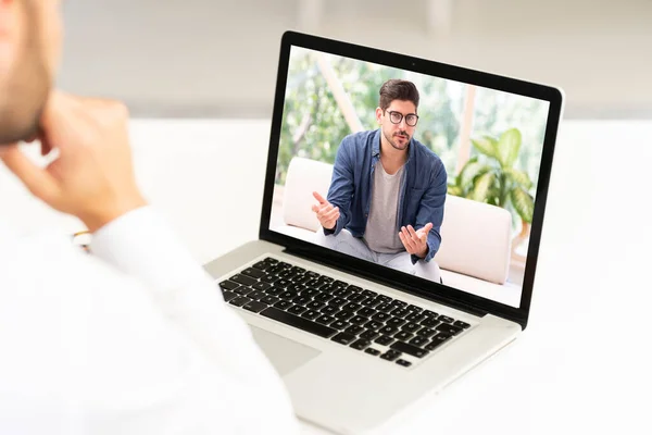 Aufnahme Eines Nicht Wiederzuerkennenden Geschäftsmannes Der Hinter Seinem Laptop Sitzt — Stockfoto