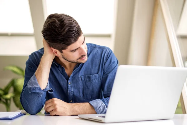 Stresli Bir Adamının Dizüstü Bilgisayarının Arkasında Başı Ağrırken Eli Boynundayken — Stok fotoğraf