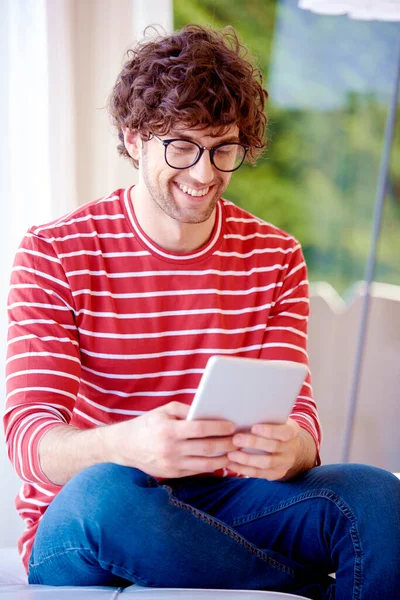 Tiro Homem Feliz Usando Tablet Digital Enquanto Relaxa Sofá Casa — Fotografia de Stock
