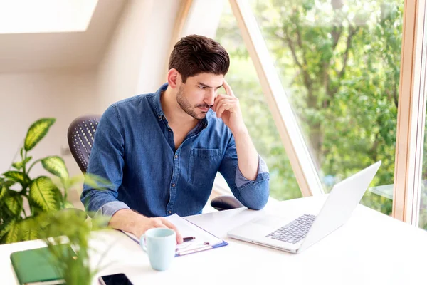 Ujęcie Myślącego Biznesmena Siedzącego Przy Biurku Pracującego Nad Laptopem Biuro — Zdjęcie stockowe