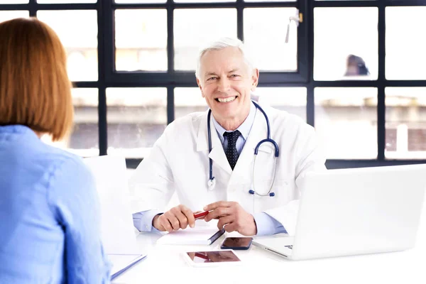 Tiro Médico Sênior Sentado Consultório Médico Com Seu Paciente Consultoria — Fotografia de Stock