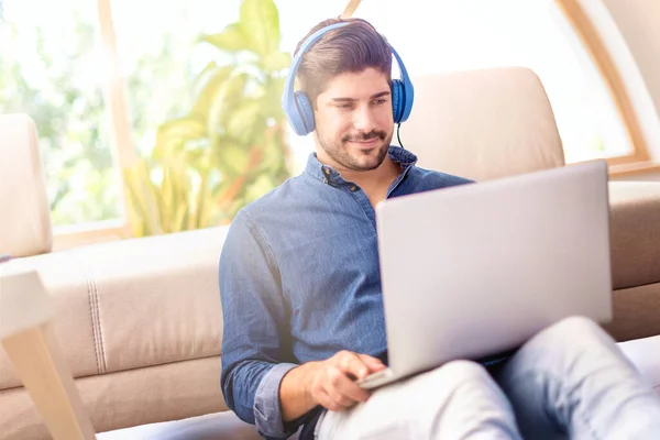 Tiro Hombre Relajado Con Auriculares Escuchando Música Mientras Está Sentado —  Fotos de Stock