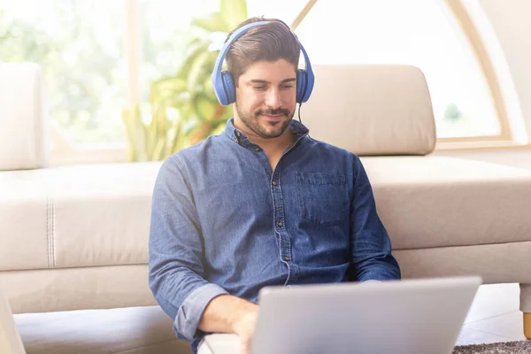 Tiro Hombre Relajado Con Auriculares Escuchando Música Mientras Está Sentado —  Fotos de Stock