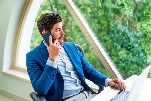 Tiro Pensar Homem Negócios Conversando Com Alguém Seu Telefone Celular — Fotografia de Stock