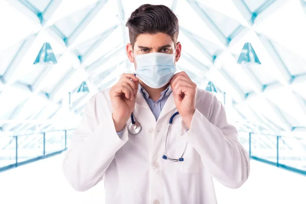 Hastanenin Girişinde Dikilen Erkek Doktorun Yüz Maskesi Takması — Stok fotoğraf