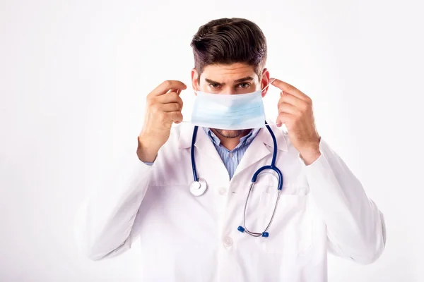 Tiro Médico Masculino Colocando Máscara Facial Enquanto Fundo Branco Isolado — Fotografia de Stock