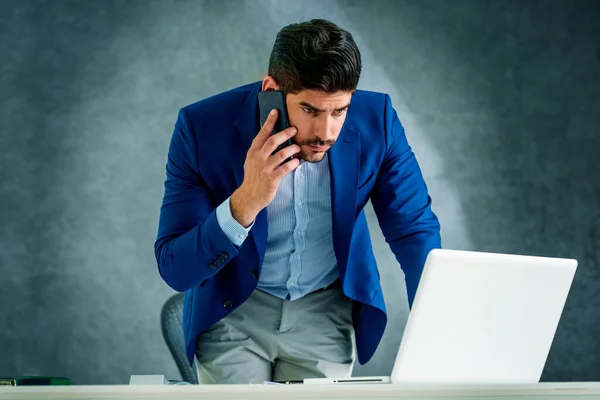 Tiro Pensar Homem Negócios Conversando Com Alguém Seu Telefone Celular — Fotografia de Stock