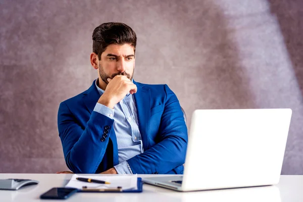 Stresli Adamının Laptopunun Arkasında Oturup Ofiste Çalışırken Düşünceli Bakışları — Stok fotoğraf