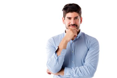 İzole edilmiş beyaz arka planda duran gülümseyen iş adamlarının stüdyo portresi. 