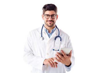Dijital tablet kullanan gülümseyen erkek doktorun portresi.