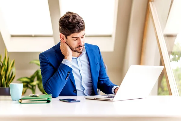 Egy Kimerült Üzletemberről Aki Laptopon Dolgozik Irodában — Stock Fotó