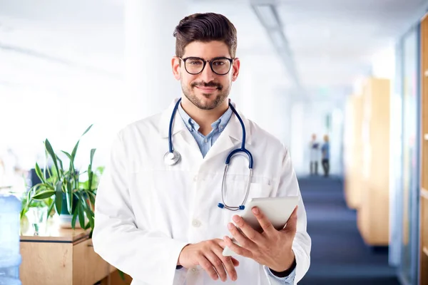 Skott Manliga Läkare Som Använder Digitala Tabletter Stående — Stockfoto