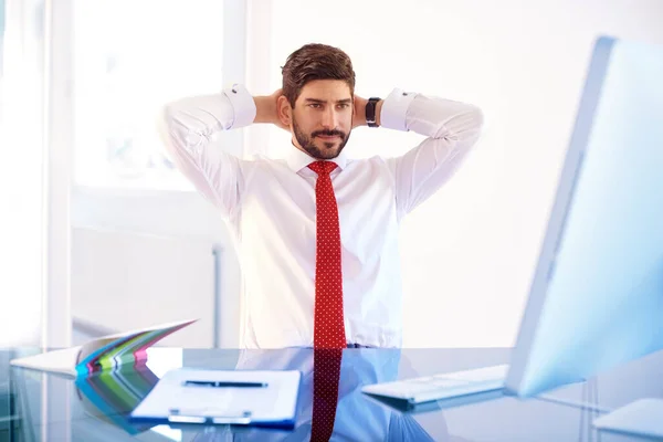 Retrato Joven Hombre Negocios Cogido Mano Detrás Cabeza Mientras Estaba — Foto de Stock