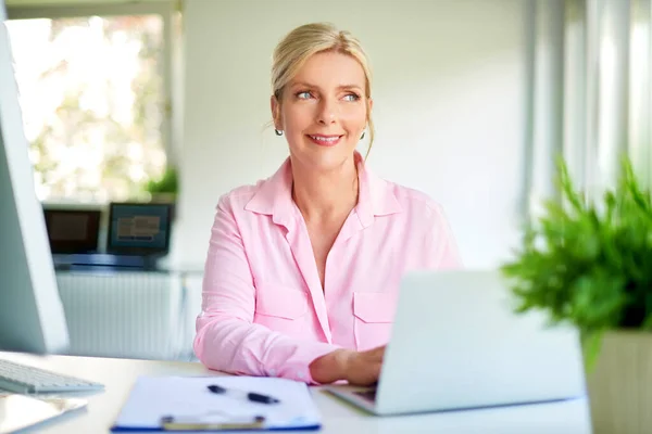 Mooi Denkende Zakenvrouw Zitten Aan Kantoor Bureau Typen Het Toetsenbord — Stockfoto